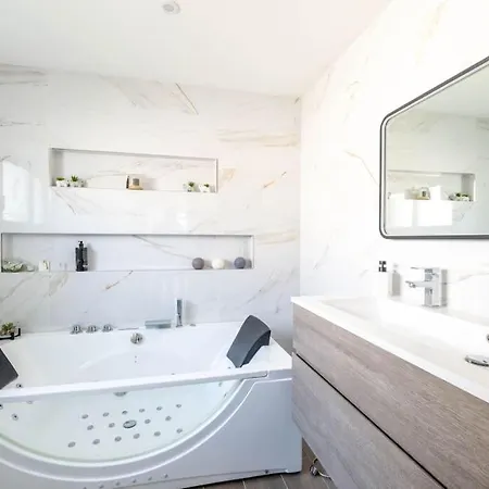 Luxe Piscine Vue 格勒内