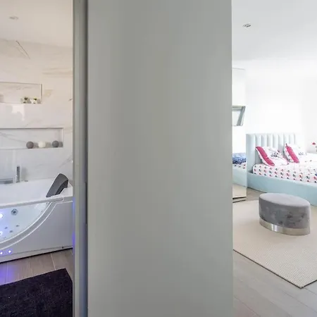 Luxe Piscine Vue *