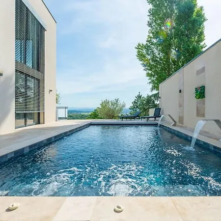 Luxe Piscine Vue *